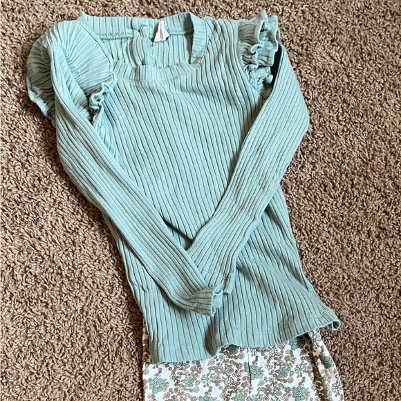 Kate Quinn Outfit - Picture 1 of 2